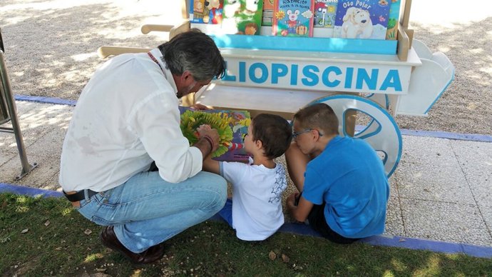 El diputado de Bienestar Social visita la escuela de verano de Huércal-Overa