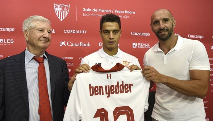 Ben Yedder junto a Monchi en su presentación con el Sevilla