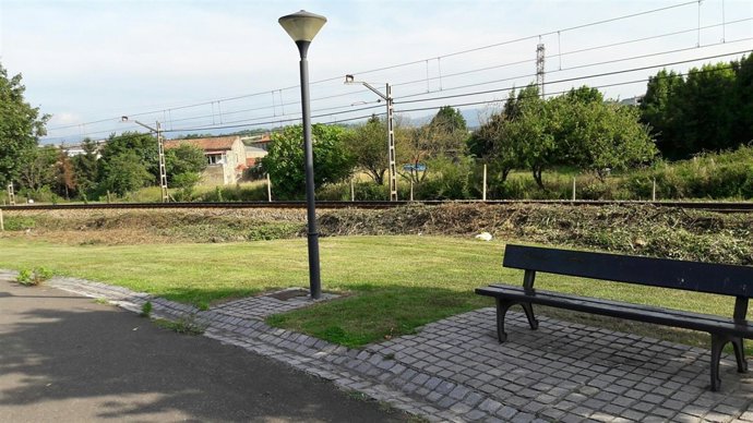 Zona que carece de separación entre el parque y las vías. 