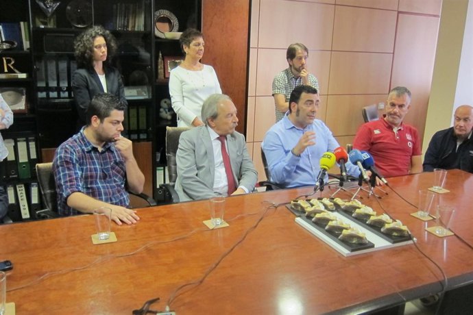 López y Rosón en la presentación del pastel Naranco