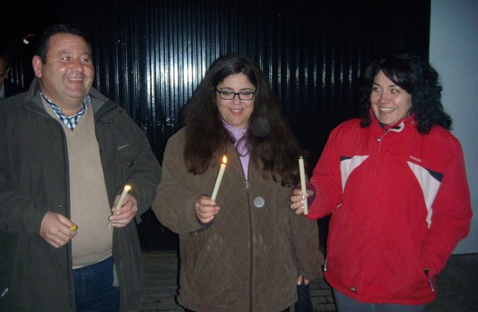 Velas contra los cortes de luz en La Roda.
