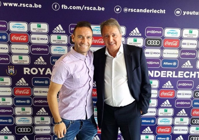 Diego Capel firma con el Anderlecht
