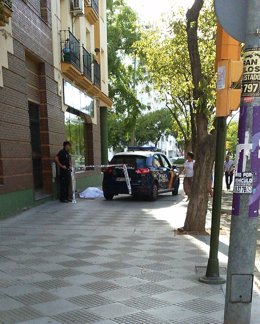 Imagen del cordón policial con el cadáver al lado