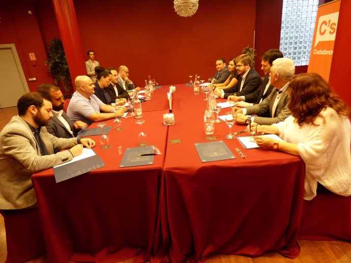 Hervías se reúne con los miembros del partido en Cantabria