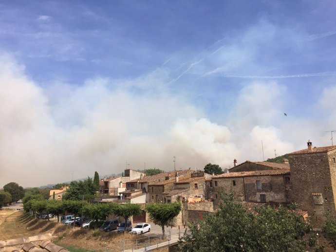 Vista desde Monells del humo del incendio declarado en Cruïlles (Girona)