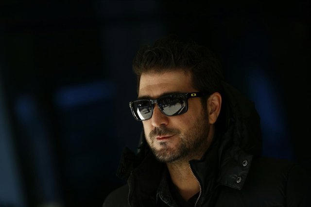 Posado del cantante Antonio Orozco