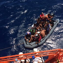 Patera con 12 personas rescatadas en aguas de Almería