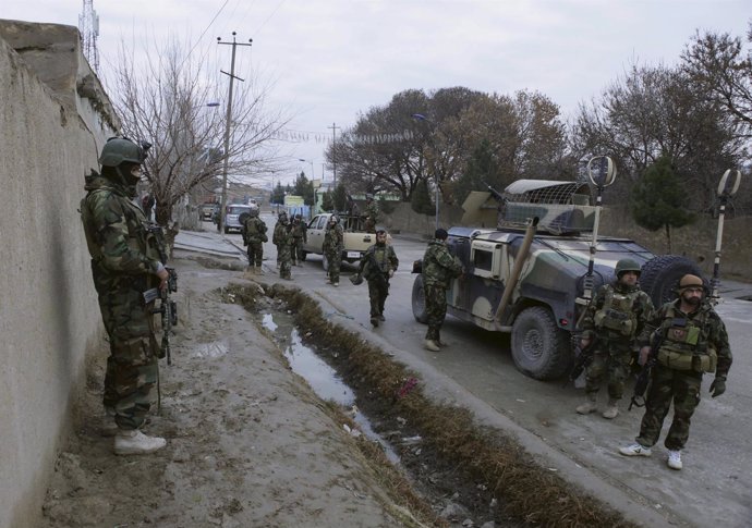 Militares afganos vigilan zonas cercanas al consulado de India en el país