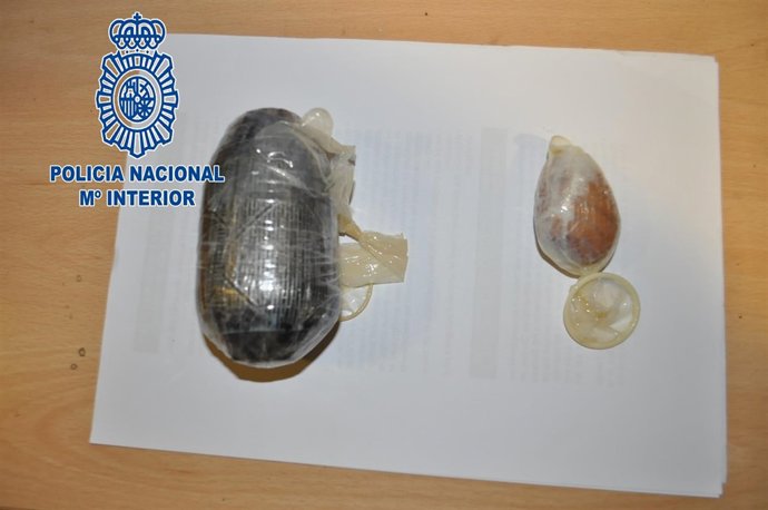 Cada viajera ocultaba en el interior del organismo dos cilindros con cocaína