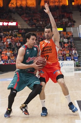Alfonso Sánchez (Baloncesto Sevilla) y Rafa Martínez (Valencia Basket)