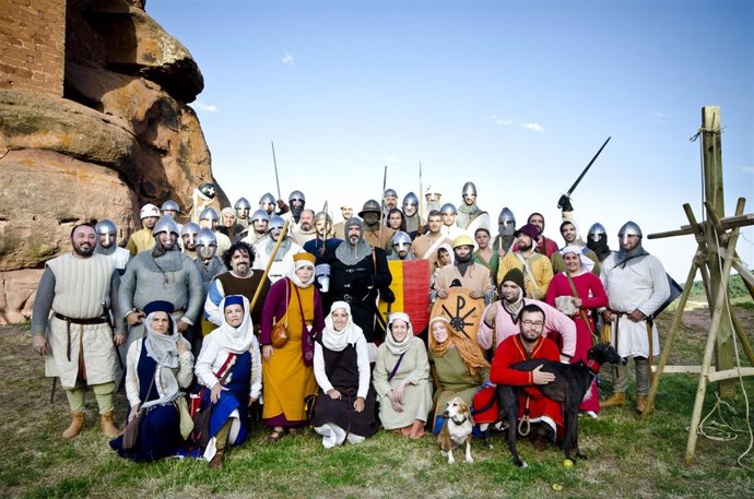 Los recreacionistas en la pasada edición, a los pies del Castillo de Peracense.