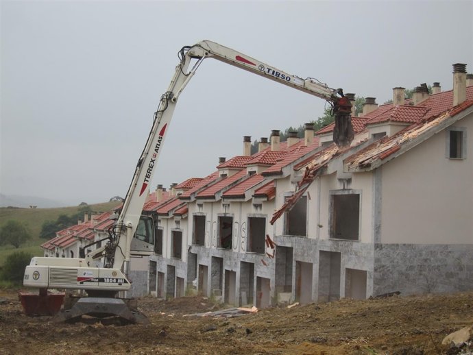 Comienza el derribo de 214 viviendas ilegales del Alto del Cuco en Cantabria 