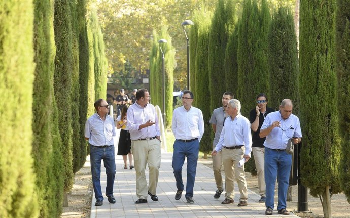 El alcalde de Murcia visita uno de los jardines de la ciudad
