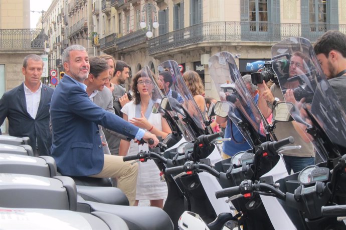 Jaume Collboni y Mercedes Vidal con las nuevas motos eléctricas de BSM