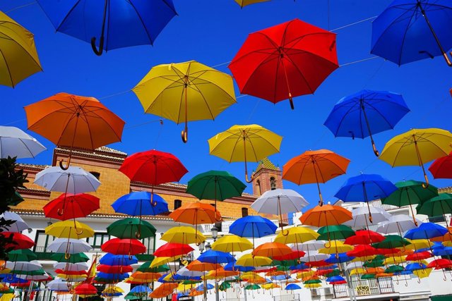 Sombrillas de colores en Torrox