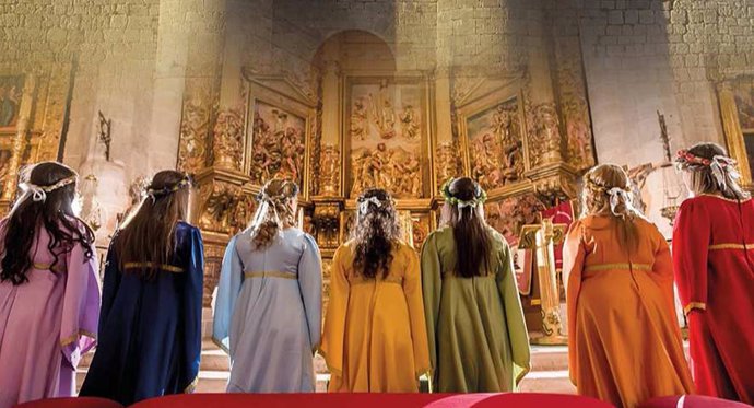 Las siete doncellas de Simancas en la Iglesia ante el altar