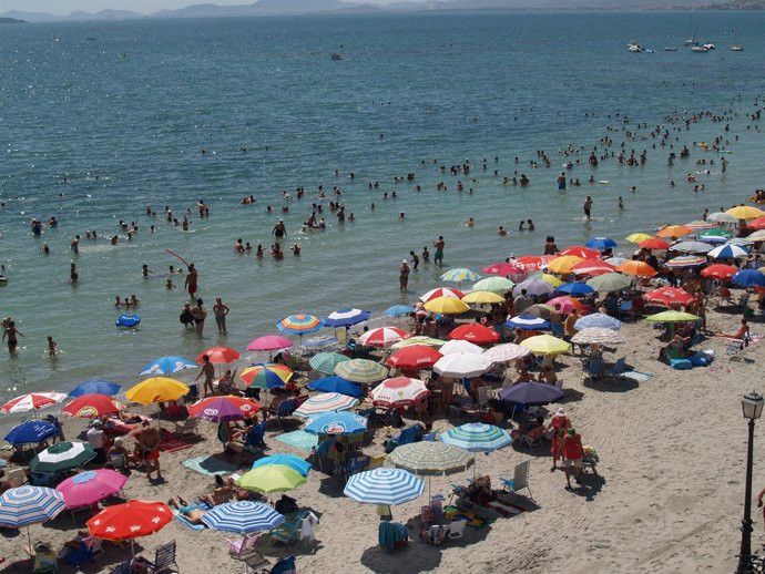 Turistas en las playas de Los Alcázares