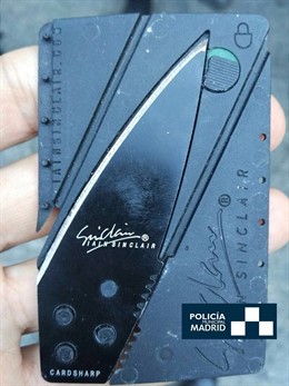 Arma encontrada en el interior del vehículo.