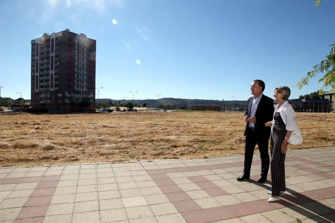 Los dos munícipes, de visita en algunos de los solares limpiados. 