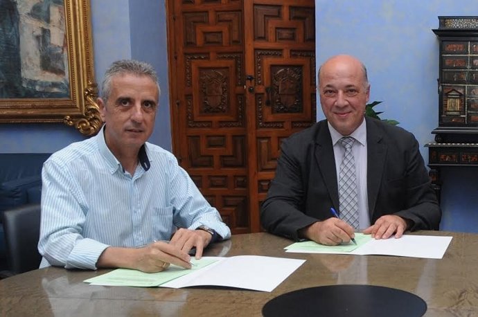 Antonio Ruiz (dcha.) durante la firma del convenio