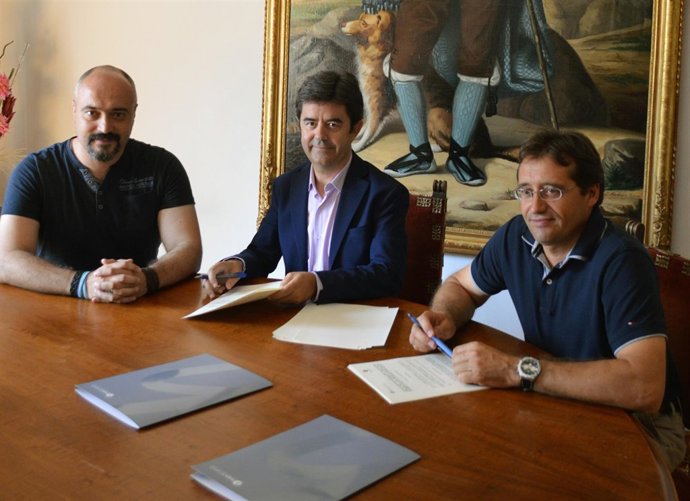 Firma del convenio entre la Comarca y el Ayuntamiento de Huesca