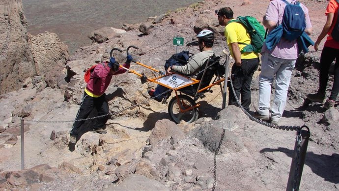 Voluntarios con personas con discapacidad durante una ruta