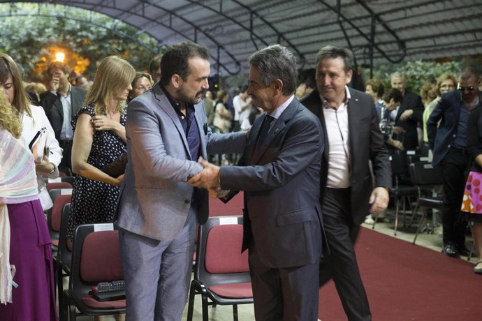 Revilla con Nacho Vigalondo en el pregón del Día de Cantabria