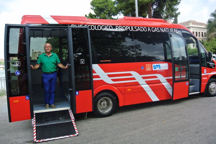 El concejal Roque Ortíz, en el nuevo autobús