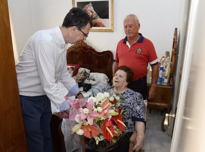  El Alcalde Entrega El Ramo De Rosas A María Pino Roca