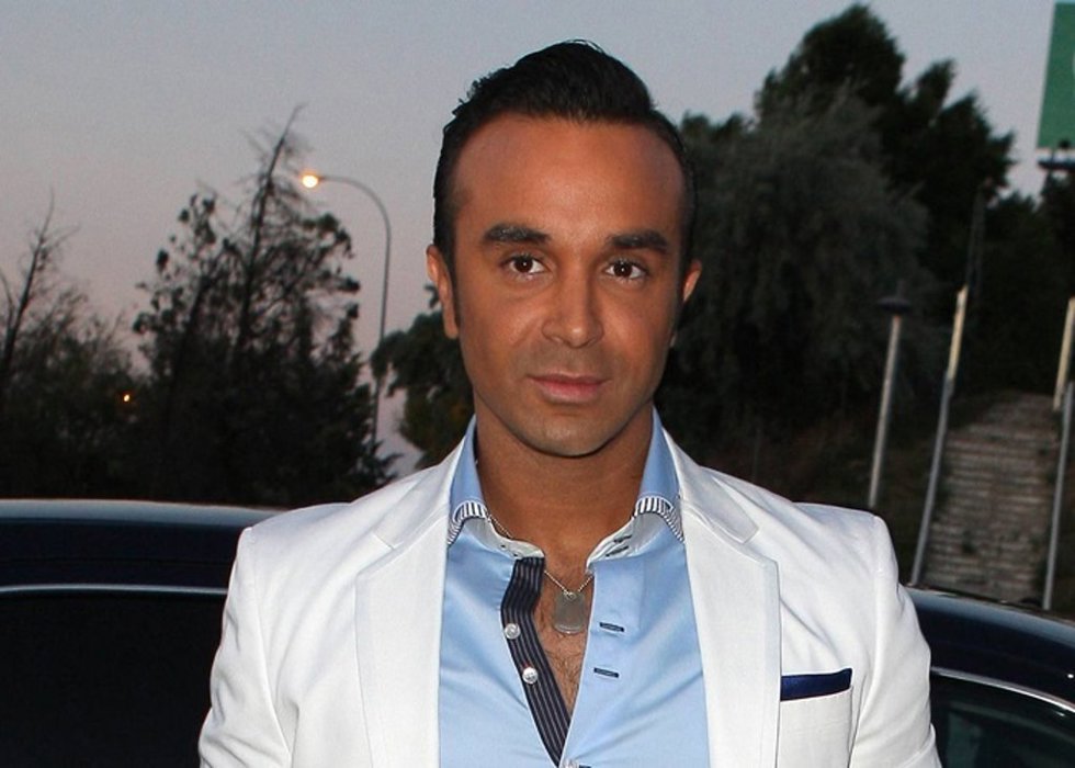 SE ENFRENTA AL POLI DELUXE, PAPARRAZIS/ PERIODISTAS DEL CORAZON