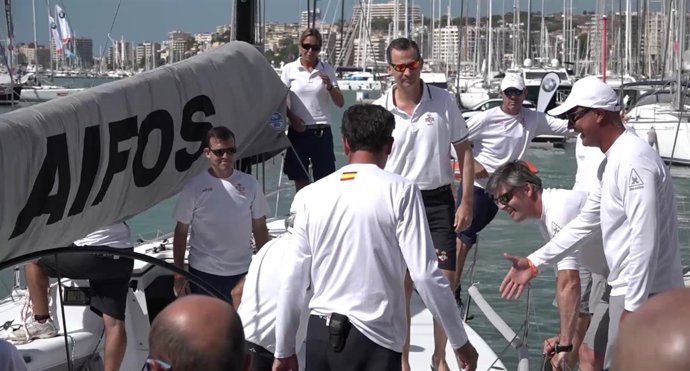 Felipe VI se embarca en el Aifos en la Copa del Rey de vela 2016
