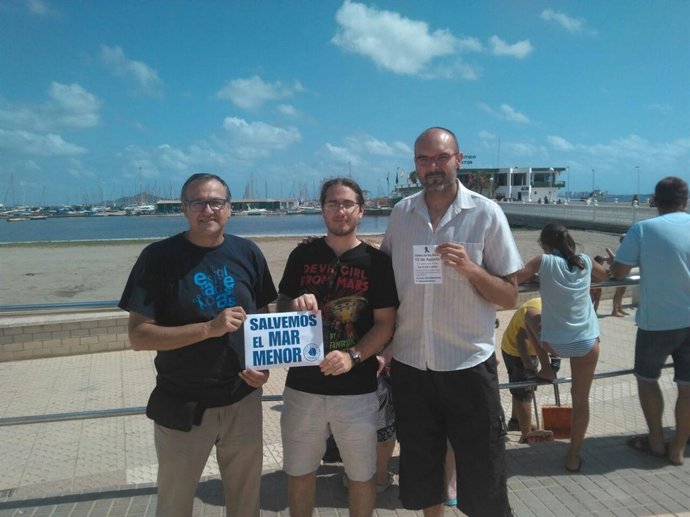 Toni Carrasco, a la izquierda, durante la concentración en Los Nietos