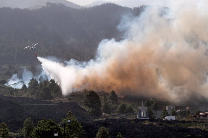 Intervención de medios aéreos en el incendio de La Palma