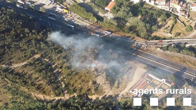Incendio junto a la AP-7 en La Jonquera (Girona)
