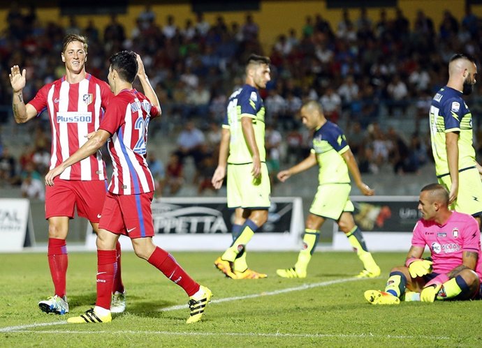 Gaitán celebra con Torres el 1-0 ante el Crotone