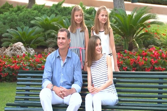 El Rey posa en Marivent en unas vacaciones "atípicas"