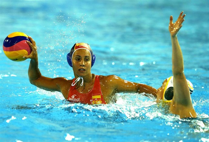 Anna Espar lanza en el Europeo de waterpolo ante una oponente