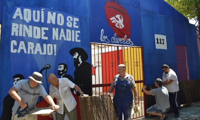 Montaje de la caseta Los Claveles de Málaga 