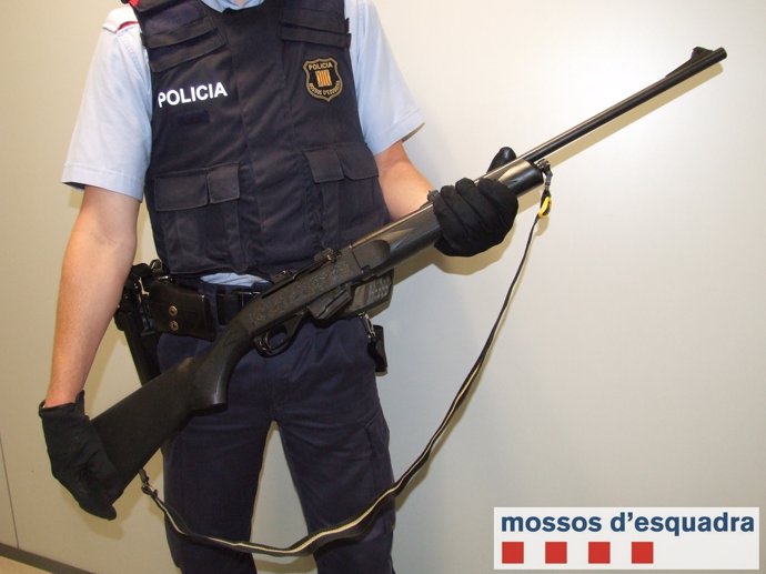 Arma del conductor detenido por circular ebrio en Vielha (Lleida)