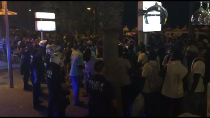 Concentración de vendedores ambulantes frente a la policía en s'Arenal