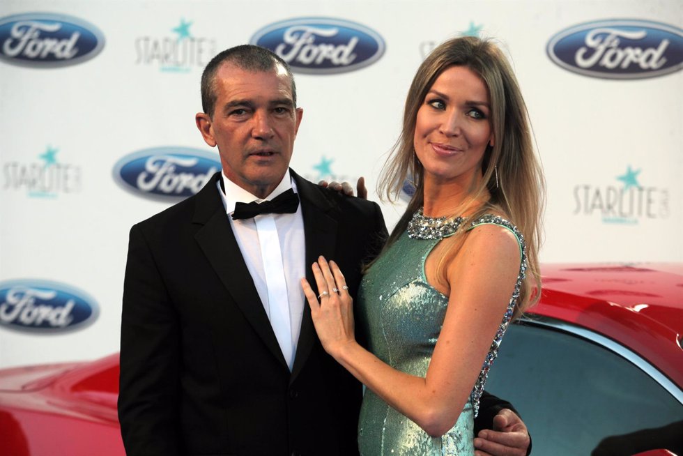 Antonio Banderas junto a su pareja Nicole Kimpel