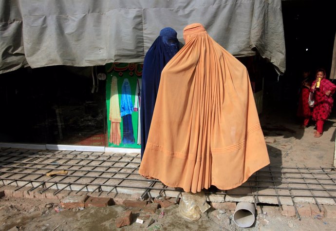Dos mujeres afganas con burka en Peshawar