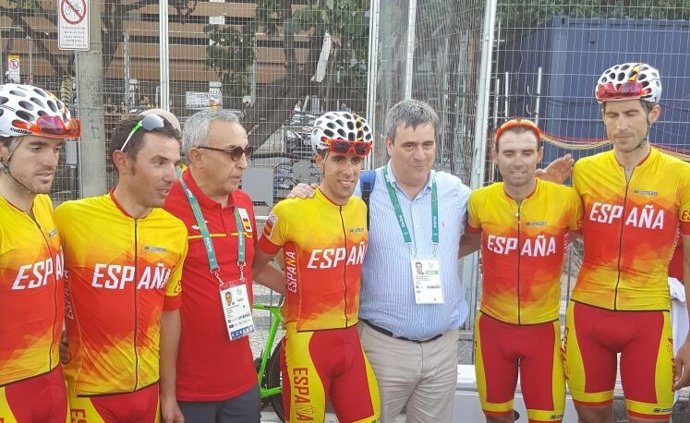 Miguel Cardenal y Alejandro Blanco con el equipo de ciclismo en Río