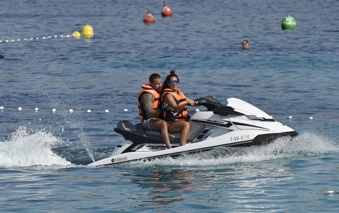 Raquel Bollo y Rafa Mora montando en moto de agua en Ibiza