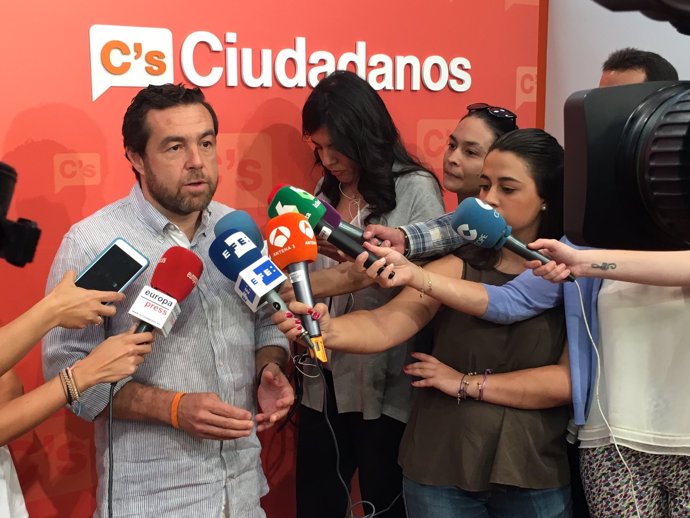 Miguel Gutiérrez atiende a los medios en la sede de Ciudadanos