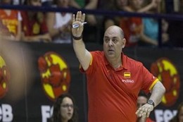 El seleccionador nacional de baloncesto femenino, Lucas Mondelo