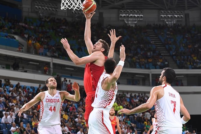 Pau Gasol lanza a canasta ante Croacia