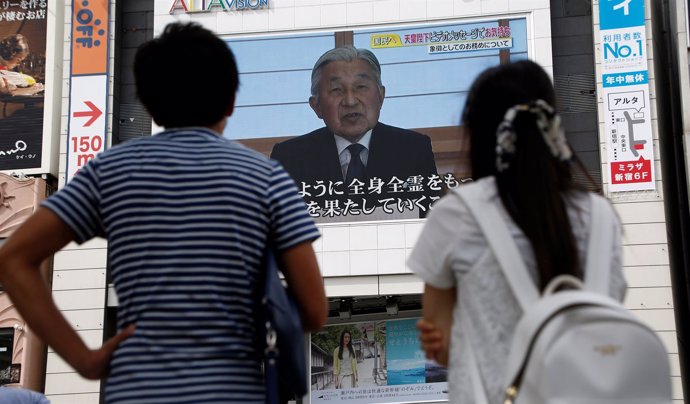 Dos japoneses ven en directo el discurso televisado del emperador Akihito