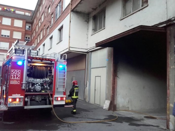 Bomberos sofocan un incendio en un garaje 