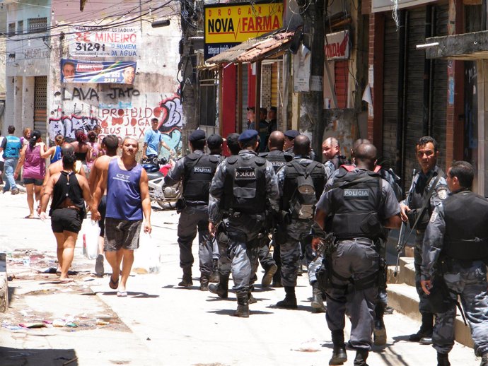 Policías en las favelas de Río de Janeiro.